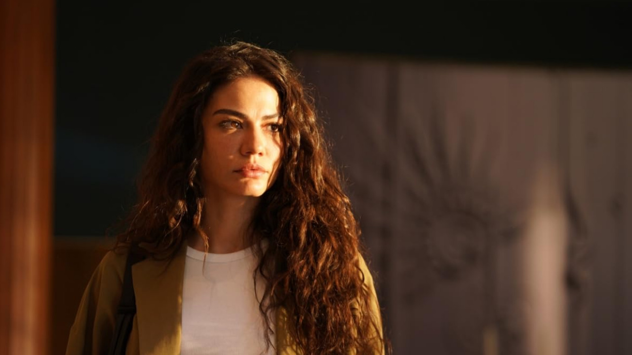 Na novela, Farah, papel de Demet, é uma médica iraniana de 28 anos que, há seis anos, fugiu de seu país de origem com destino à França, mas precisou parar em Istambul após descobrir que estava grávida. Na Turquia, ela passa a viver como imigrante ilegal e trabalha como faxineira. Além disso, seu filho, Kerim?ah, tem uma doença rara. Como seu sistema imunológico é muito fraco desde o nascimento, ele fica vulnerável a doenças. Por isso, precisa viver em um ambiente estéril. 
