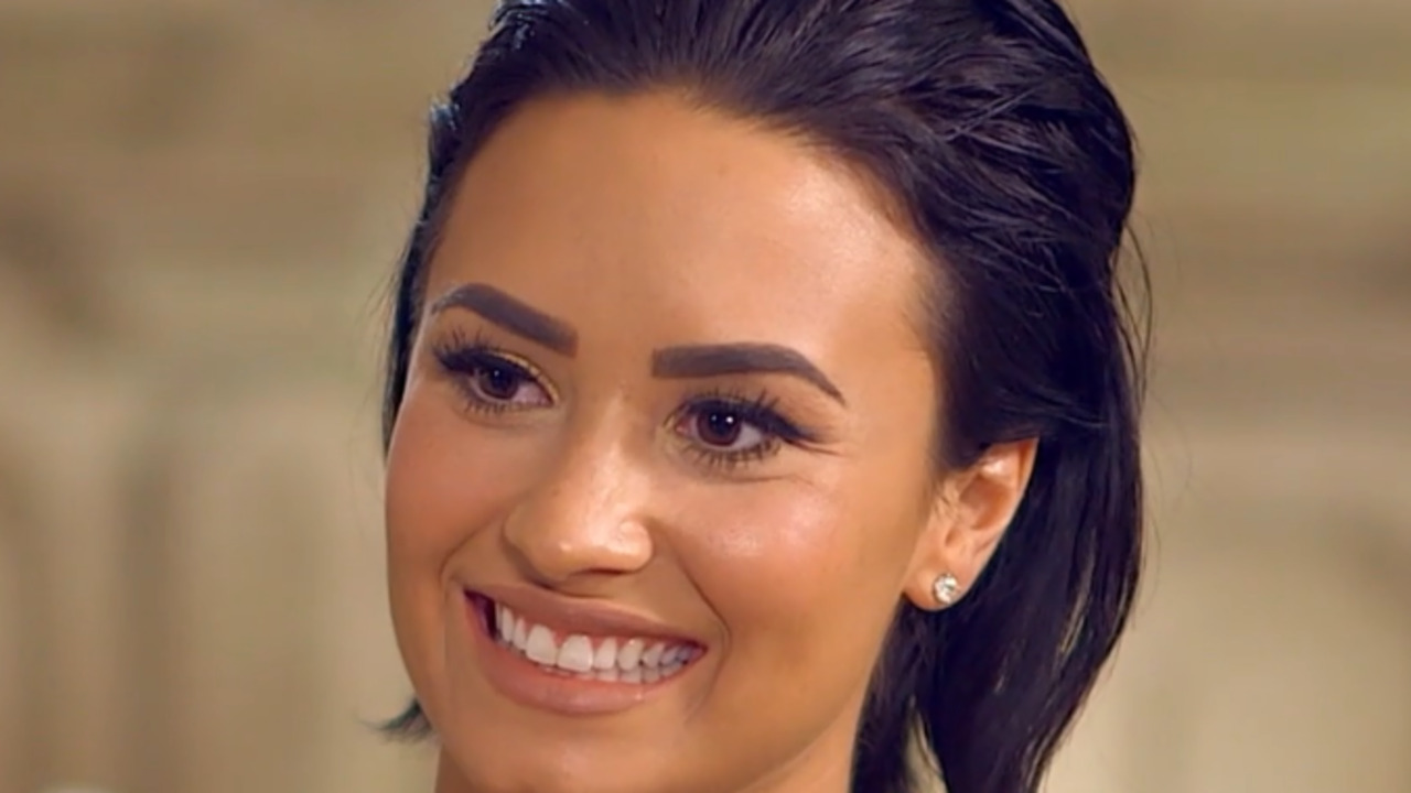 Demi Lovato enfrentou uma grave dependência de drogas, como cocaína, metanfetamina e heroína. Em julho de 2018, sofreu uma overdose que resultou em uma parada cardíaca e três derrames, episódio que a artista relatou em detalhes no documentário “Dancing with the Devil”, lançado em 2021. Desde então, Demi já publicou o livro autobiográfico, “Staying Strong: 365 Days a Year”.