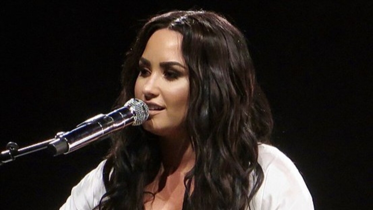 O show de Demi Lovato no Rock in Rio 2026 está marcado para sábado, 12 de setembro, no Palco Mundo, com início previsto para às 21h20. Na mesma noite, a banda Maroon 5, o colombiano J Balvin e Pedro Sampaio se apresentam no Palco Mundo, na Cidade do Rock. A transmissão do festival começa às 15h15 pelo Multishow.
