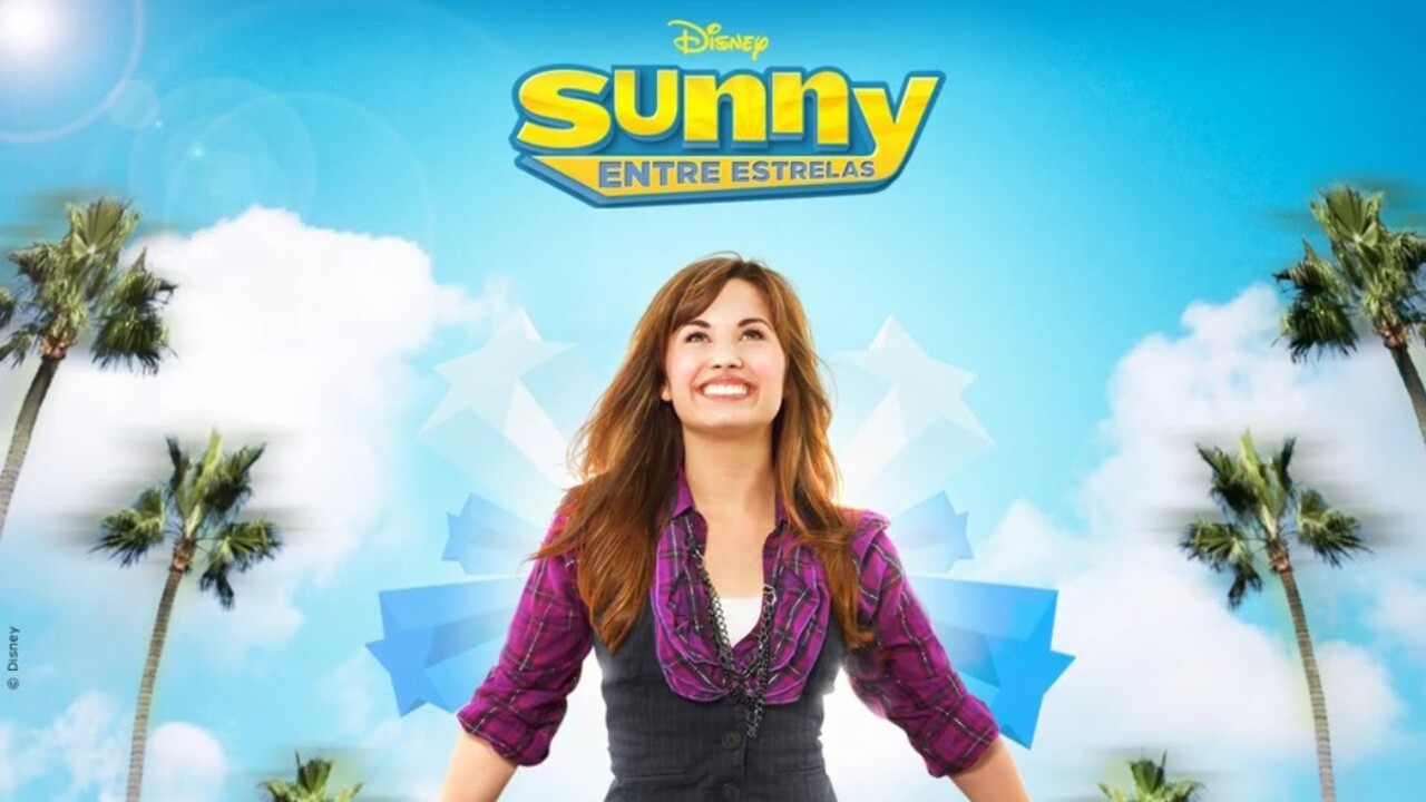 Demi lançou o álbum de estreia “Don't Forget” em 2008. Desde então, lançou outros projetos, como “Here We Go Again”, primeiro trabalho da cantora a liderar a Billboard 200 nos Estados Unidos, “Unbroken”, “Demi” e “Tell Me You Love Me”. Além disso, estrelou a série “Sunny Entre Estrelas”, atuou em filmes como “Programa de Proteção para Princesas” e foi jurada do reality musical “The X Factor”.
