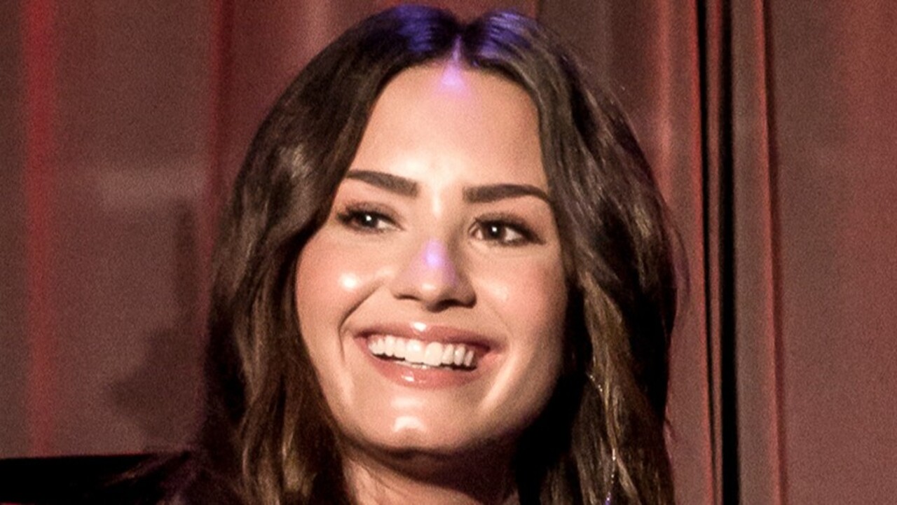 Demetria Devonne Lovato nasceu em 20 de agosto de 1992, em Albuquerque, no Novo México. A carreira de Demi começou aos nove anos, ainda criança, quando interpretou Angela na série infantil “Barney e Seus Amigos”, entre 2002 e 2004. Mas ficou famosa em 2008, quando interpretou Mitchie Torres no musical “Camp Rock”, do Disney Channel, ao lado dos Jonas Brothers.
