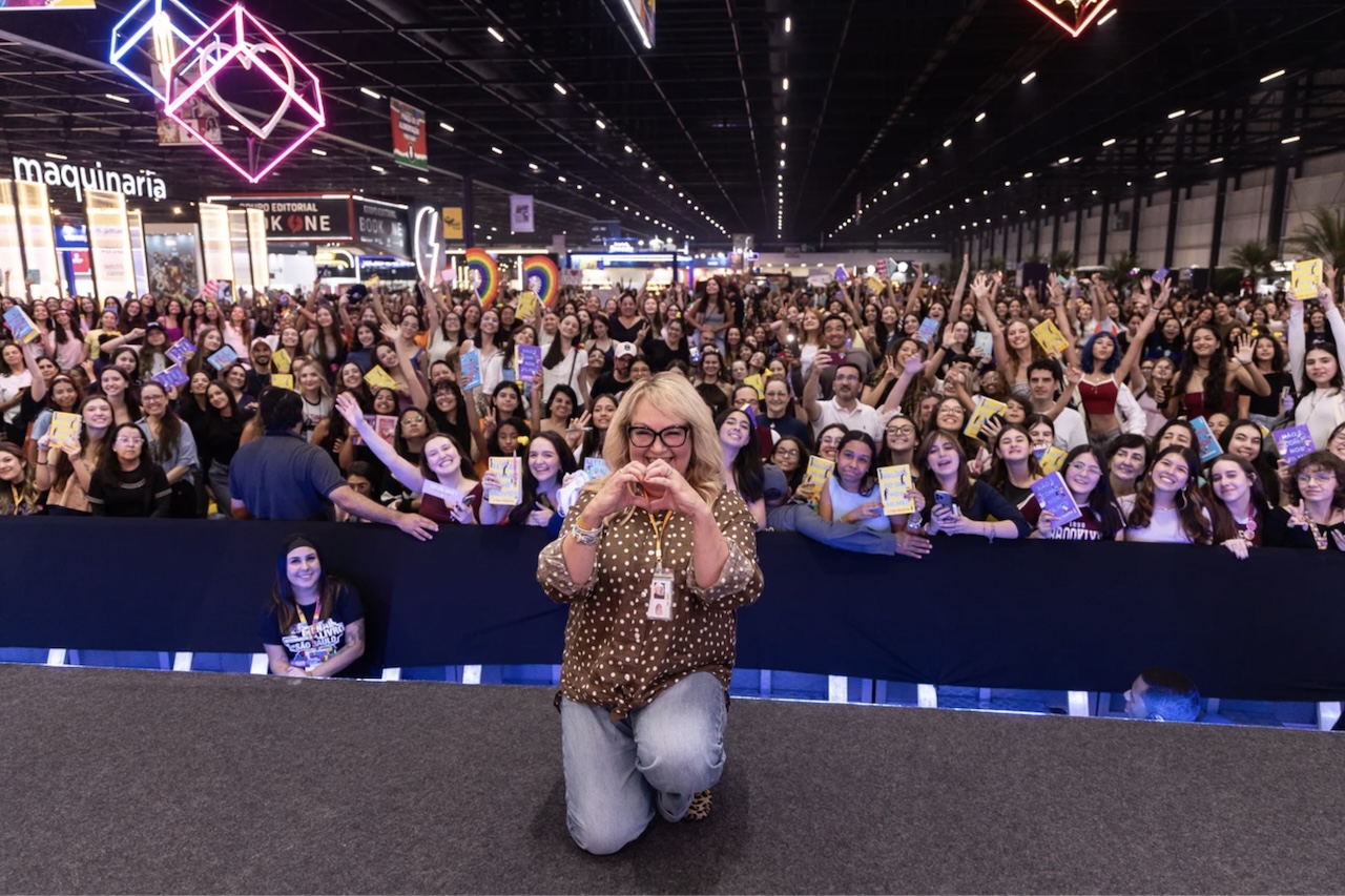 A presença de Lynn Painter na Bienal do Livro de São Paulo transformou a participação da escritora estadunidense em um dos momentos de maior movimentação do evento em 2026. Em um dos dias, a autora viu se formarem longas filas, gritaria de fãs, e foi cercada por leitores em busca de um encontro com um dos principais nomes das comédias românticas atuais. -  (crédito: Divulgac?a?o/Intri?nseca)