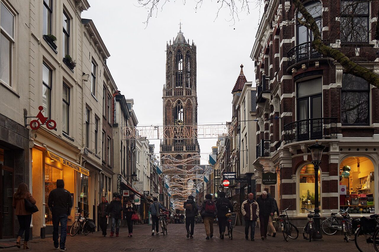 Com origem em um antigo forte romano criado por volta do ano 47, a cidade de Utrecht cresceu como centro religioso, comercial e político e preservou boa parte de seu patrimônio histórico. Seu principal cartão-postal é a Torre do Dom, com 112 metros de altura, erguida entre os séculos 14 e 15 e considerada um símbolo local.
