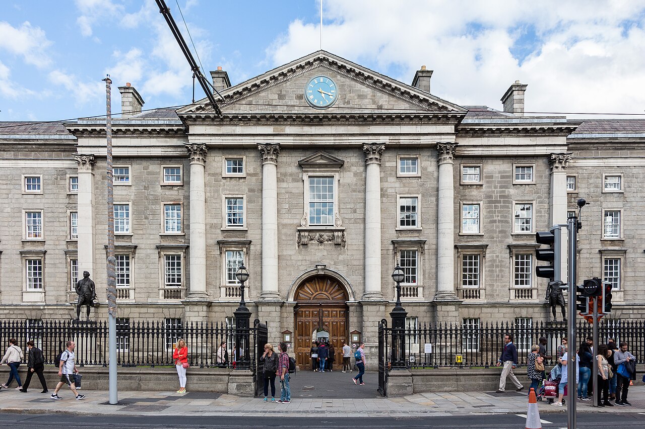 Vários nomes ilustres da literatura e da ciência como Oscar Wilde, Bram Stoker, Jonathan Swift, Samuel Beckett, Edmund Burke e William Rowan Hamilton estudaram no Trinity College. Além disso, quatro ganhadores do Prêmio Nobel tiveram vínculos diretos com a forte tradição acadêmica da instituição.