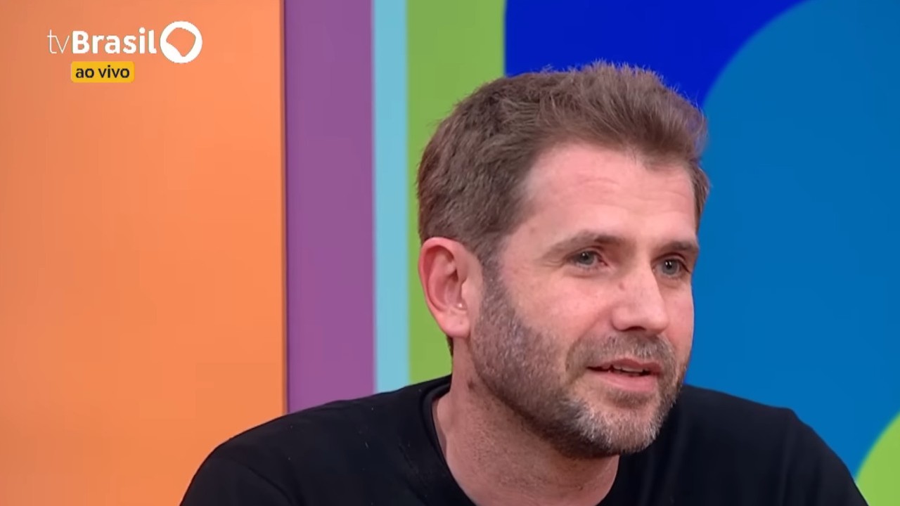 Antes da publicação do livro, o casal já havia comentado publicamente outras fases de tensão na relação, inclusive em episódios do próprio canal no YouTube. Em uma dessas ocasiões, Emanuel Aragão relatou um desentendimento relacionado à divisão das despesas domésticas, tema que também aparece, de outra forma, nas cartas. 
