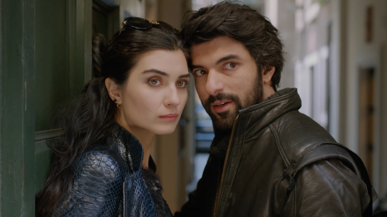 Já Engin Akyürek ingressou no mundo do entretenimento em 2004, ano em que venceu o reality show 