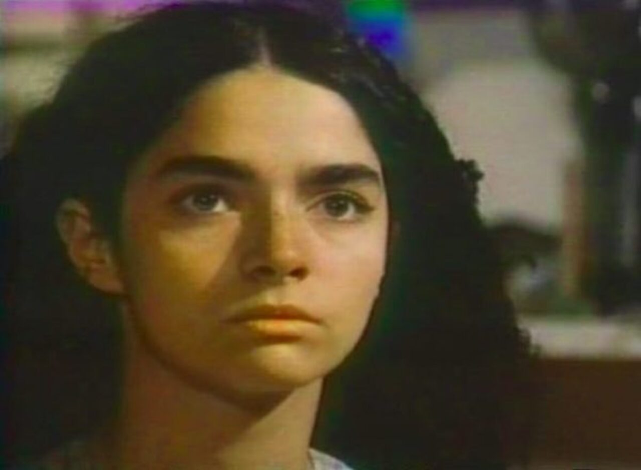 A década de 1980 consolidou a presença de Claudia Ohana no cinema brasileiro. Nesse período, participou de filmes como “Erêndira”, dirigido por Ruy Guerra, “Luzia Homem”, de Fábio Barreto, e “Ópera do Malandro”, adaptação cinematográfica do musical de Chico Buarque. A atriz também manteve uma relação próxima com o teatro e ampliou sua experiência artística para além das telas. Em 1985, protagonizou um ensaio para a revista Playboy que posteriormente se tornou um dos episódios mais conhecidos de 