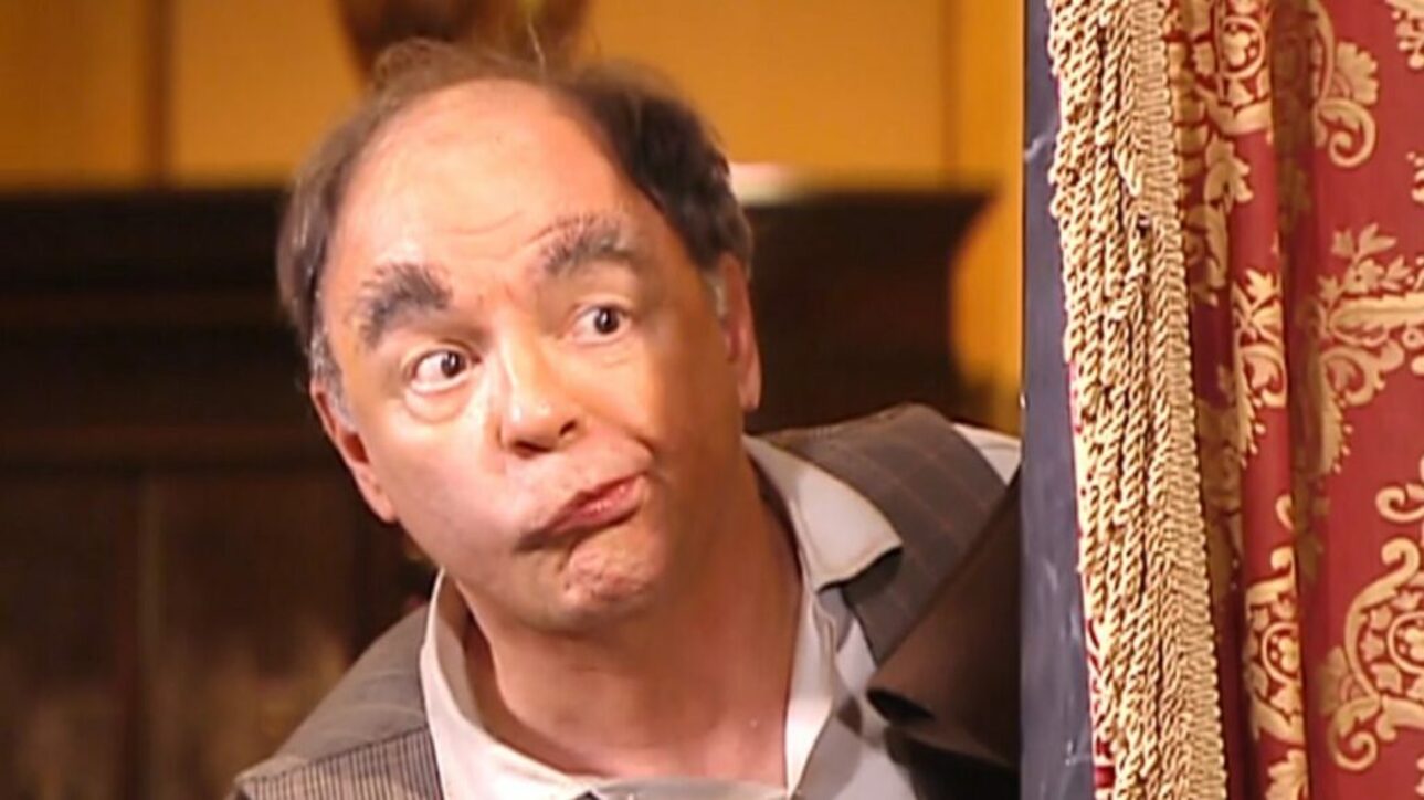 Na Globo, Ewerton de Castro integrou o elenco de produções de destaque, entre elas “Roque Santeiro” (1985), um marco na história das telenovelas, “Riacho Doce” (1990), “Fera Ferida” (1993), e a minissérie “Os Maias” (2001). Após deixar a emissora, em 2002, o ator passou a trabalhar na Record. Entre os trabalhos realizados no canal estão “A Escrava Isaura”, “Essas Mulheres”, “Bicho do Mato” e “Chamas da Vida”.
