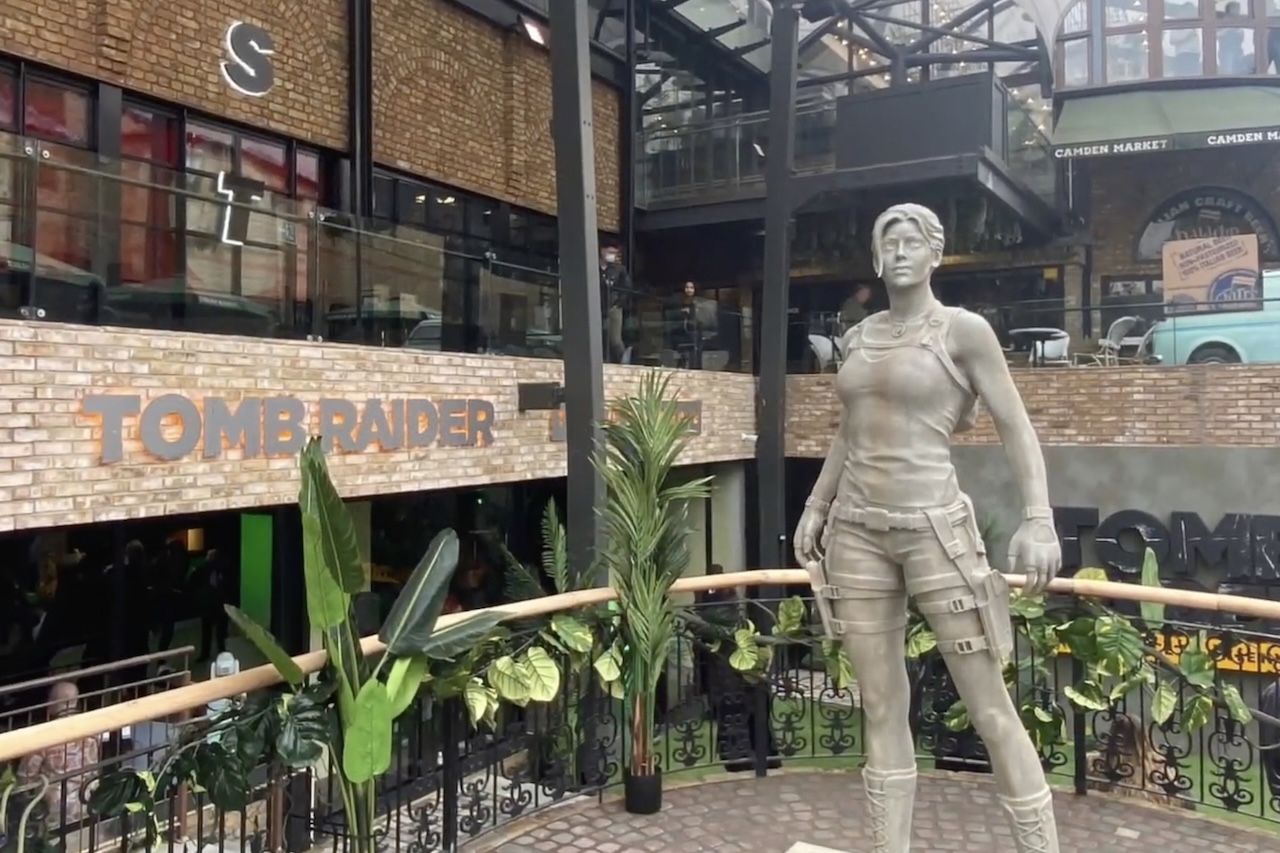Estátua da Lara Croft – Reprodução/Attractions Magazine