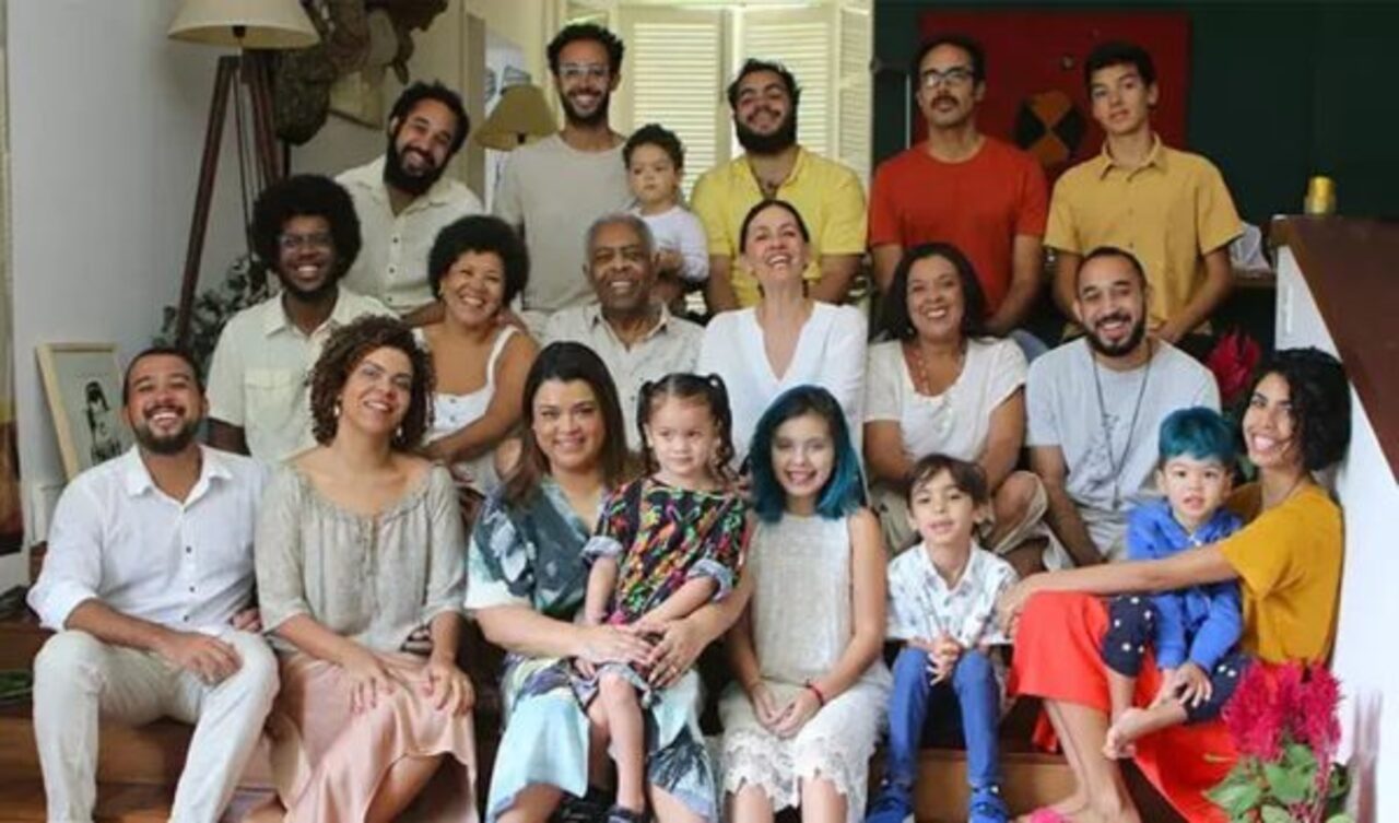 Outro integrante da linhagem é João Gil, filho de Nara Gil e primeiro neto de Gilberto Gil, que trabalha como instrumentista e já acompanhou o avô em apresentações. A geração mais jovem também é representada por Flor Gil, cantora, tecladista e compositora que é filha de Bela Gil.

