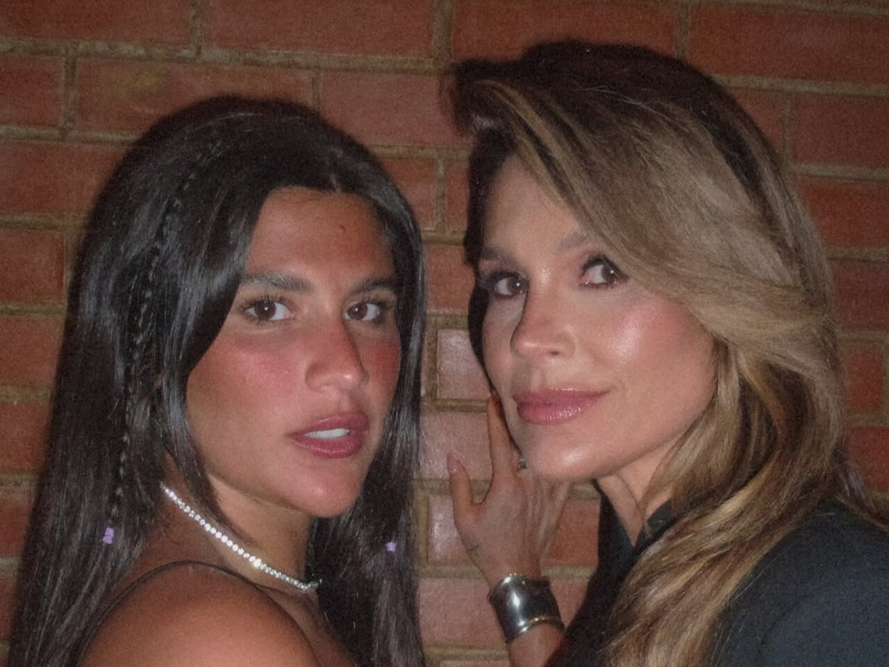 Na publicação, Flávia Alessandra e Giulia Costa aparecem juntas em um registro feito antes da première do filme. Para o evento, Giulia Costa escolheu uma calça branca combinada com uma blusa preta, enquanto Flávia Alessandra optou por um conjunto escuro que deixava a barriga à mostra. 
