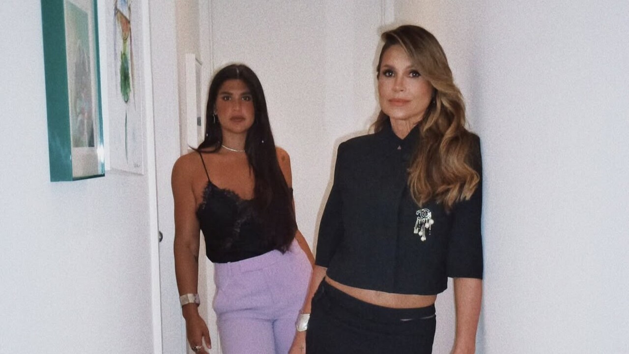 Flávia Alessandra e a filha, Giulia Costa, chamaram a atenção nas redes sociais com os looks usados na pré-estreia do filme 'Minha Melhor Amiga', no Rio de Janeiro. Antes do evento, realizado em um cinema da cidade, as duas compartilharam uma foto no Instagram em clima descontraído, que logo gerou repercussão entre seguidores e outros famosos. 
 -  (crédito: Reprodução / Instagram)