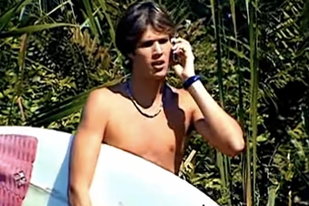 Nascido em 29 de março de 1987, em São Bernardo do Campo, São Paulo, Gustavo Leão vive na Flórida, onde trabalha com gastronomia e administra um food truck especializado em pizzas napolitanas. Sua estreia na TV aconteceu em 