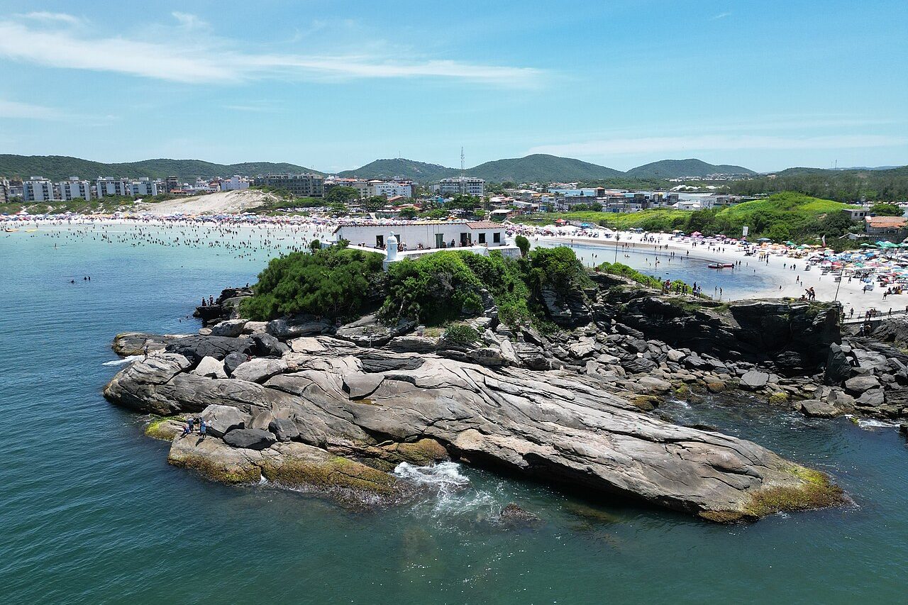 Em 1617, o núcleo português foi transferido para a região da Passagem, mais próxima do canal. A defesa desse acesso ganhou reforço com a construção do Forte São Mateus, erguido no século 17 sobre uma formação rochosa junto à entrada do canal. A posição permitia controlar a movimentação de embarcações e proteger um dos principais caminhos para o interior.