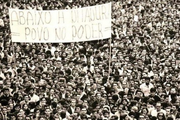 Fotografia tirada durante manifestação contra a Ditadura Militar - Tânia Rêgo/Agência Brasil