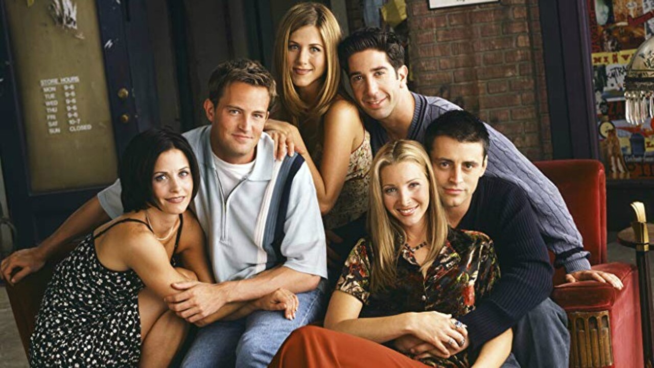 A atriz disse que as longas jornadas de trabalho, que chegavam a 20 horas, contribuíram para fortalecer a amizade entre Jennifer Aniston, Courteney Cox, David Schwimmer, Matt LeBlanc e Matthew Perry. Segundo Kudrow, eles aproveitavam qualquer tempo livre no set para ficarem juntos e, inclusive, jogavam pôquer enquanto aguardavam os ensaios. 

