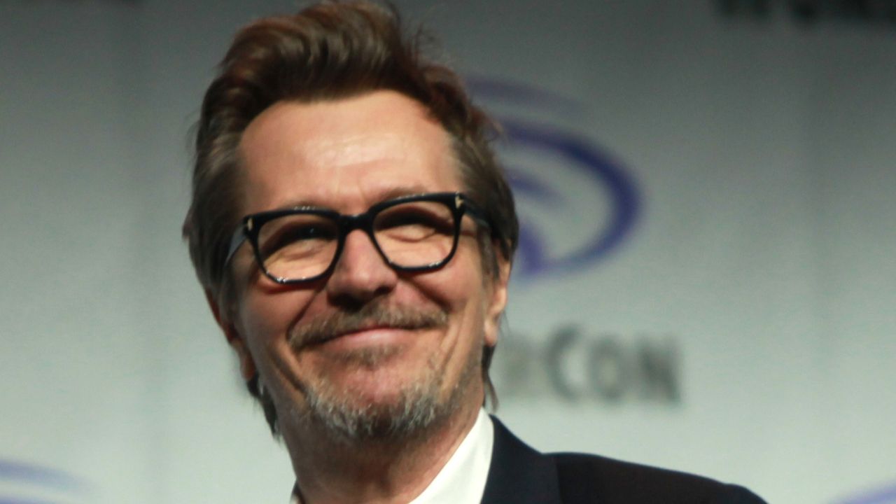 Gary Oldman entrou para a franquia em “Harry Potter e o Prisioneiro de Azkaban”, de 2004, como Sirius Black, também conhecido como Almofadinhas, um dos melhores amigos de Tiago Potter e padrinho de Harry Potter. Oldman também é conhecido por interpretar Gordon na trilogia de “Batman”, dirigida por Christopher Nolan, e Winston Churchill em “O Destino de uma Nação”, papel pelo qual ganhou o Oscar de Melhor Ator. 
