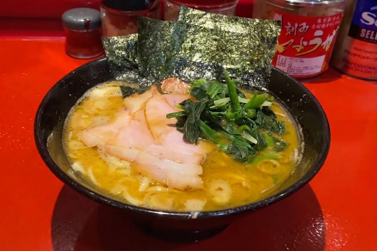 4º) Yokohama-Style Ramen (Japão): O ramen ao estilo de Yokohama, conhecido como Ie-kei ramen, surgiu na cidade japonesa na década de 1970. A sopa combina caldo de ossos de porco com molho de soja, criando uma base cremosa, salgada e bastante encorpada. Geralmente leva macarrão espesso, alga nori, espinafre e carne de porco.