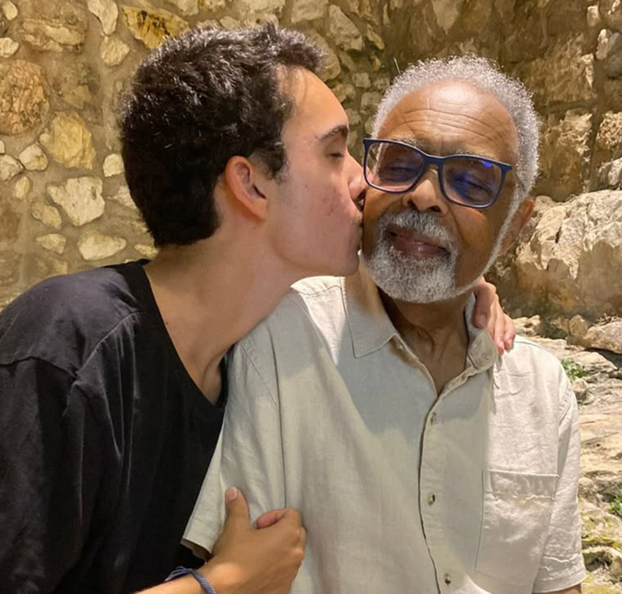 Cantor e violonista, ele é filho de Bem Gil, o mais velho dos filhos do casamento de Gilberto Gil com Flora Gil, e da produtora Bárbara Ohana. O artista pertence à terceira geração de uma família que se tornou uma das mais importantes linhagens da música brasileira, tendo o seu avô como principal referência.
