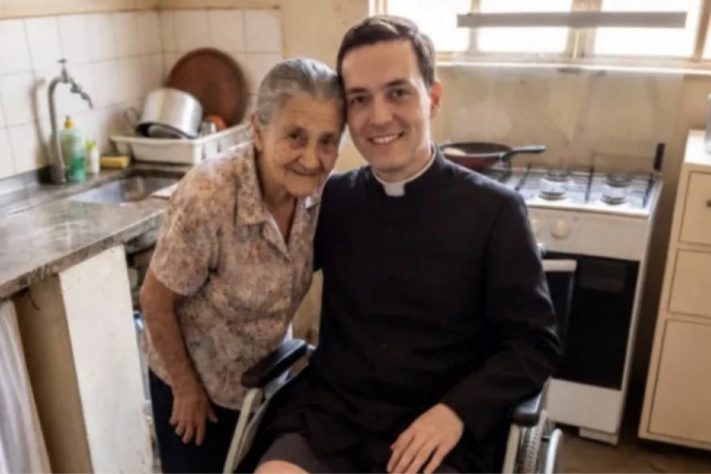 Golpistas inventam padre amputado, idosa e coroinha feitos por IA para arrecadar dinheiro de fiéis – Reprodução/Redes Sociais
