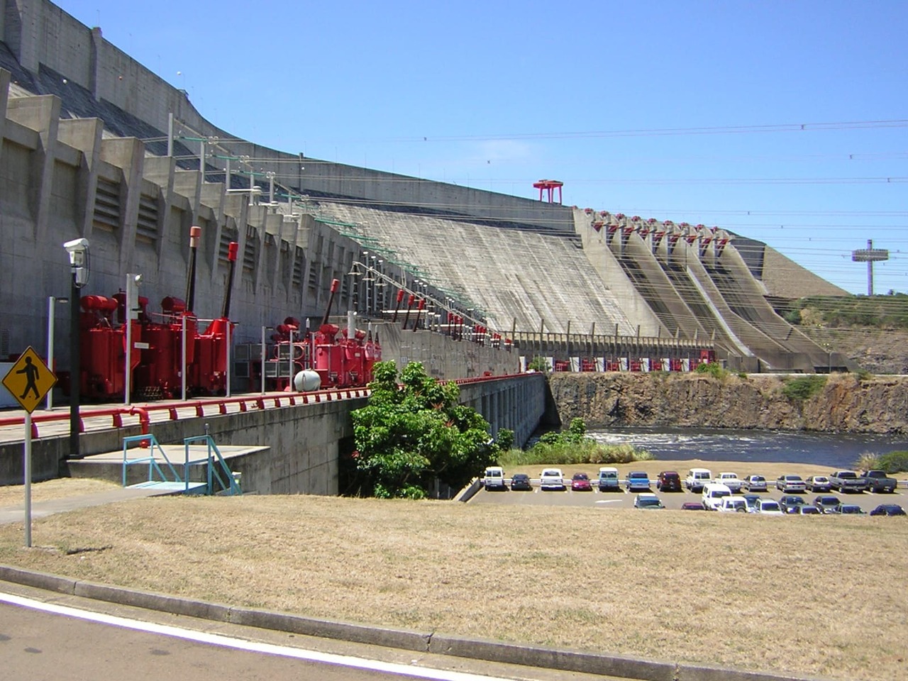 Guri (Venezuela) – Localizada no rio Caroní, abriga a usina hidrelétrica Simón Bolívar, com cerca de 10.200 megawatts de capacidade instalada. É uma das maiores da América Latina e fundamental para o abastecimento elétrico venezuelano. Sua construção ocorreu em etapas, entre 1963 e 1986