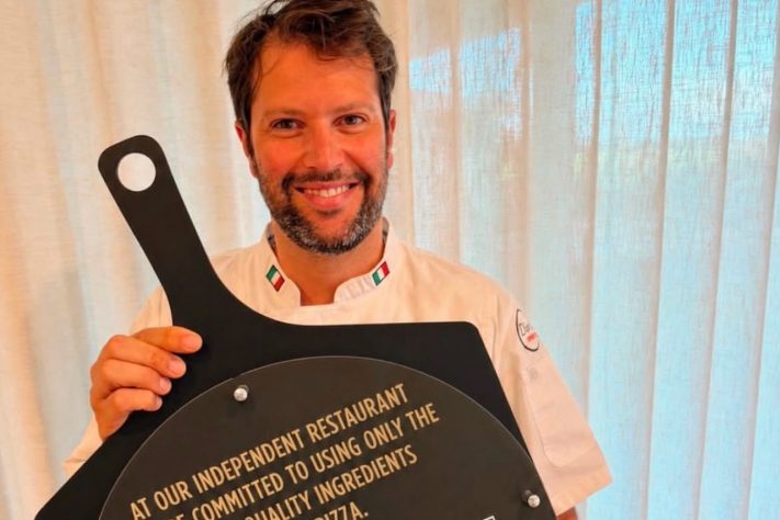Ex-galã de novelas da Globo, Gustavo Leão vende pizzas na Flórida e ganha cidadania americana em cerimônia na Nasa – Reprodução @leao_gustavo