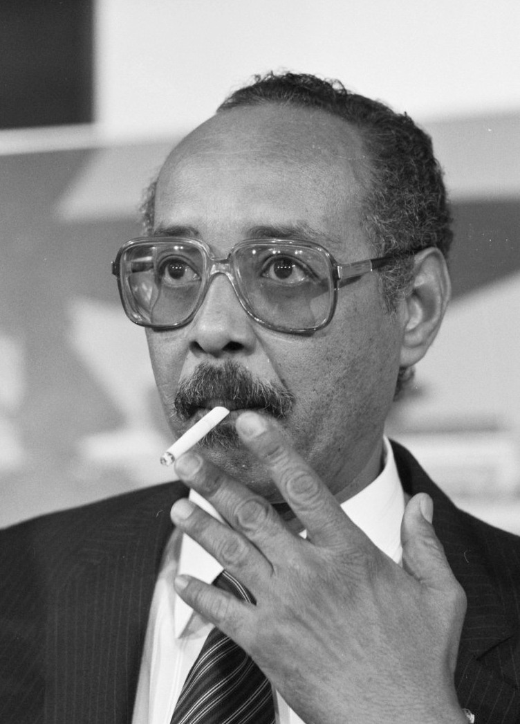 Henck Arron — O Suriname conquistou sua independência dos Países Baixos em 25 de novembro de 1975, por meio de negociações políticas. Como primeiro-ministro, Arron conduziu o processo de emancipação. Johan Ferrier, último governador da colônia, tornou-se o primeiro presidente do novo país