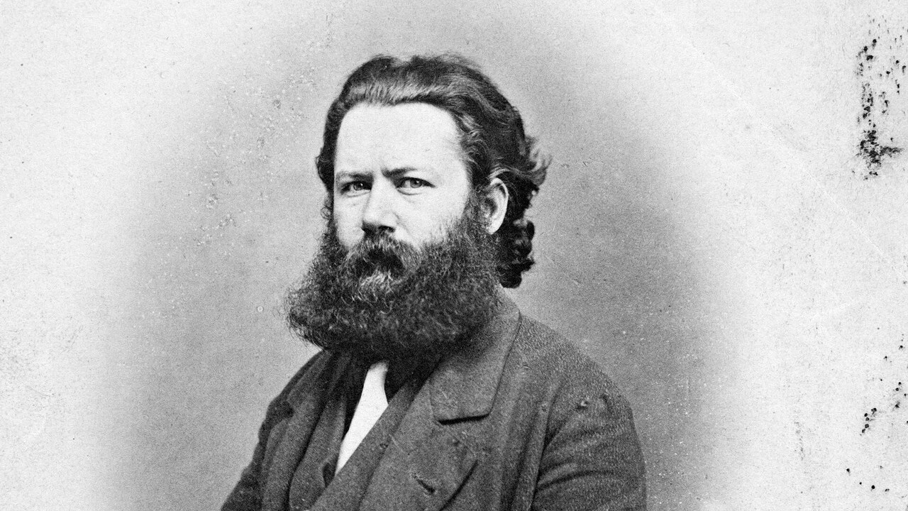 A montagem é baseada na última peça do dramaturgo norueguês Henrik Ibsen, escrita ao longo de 1899 e publicada em dezembro daquele ano. A obra foi concluída sete anos antes da morte do autor e é considerada seu último trabalho teatral. Ibsen escreveu a peça aos 71 anos, após retornar à Noruega, onde viveu depois de 27 anos no exterior. 
