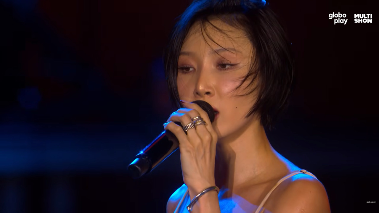 Hwasa subiu ao Palco Mundo às 19h. A cantora, nascida Ahn Hye-jin em Jeonju, estreou em 2014 como integrante do grupo MAMAMOO, ao lado de Solar, Moonbyul e Wheein. Em 2019, lançou o single “Twit” e iniciou a carreira solo. Em 2023, deixou a agência RBW e assinou com a P Nation, do cantor e produtor Psy, sem deixar de integrar o MAMAMOO. 
