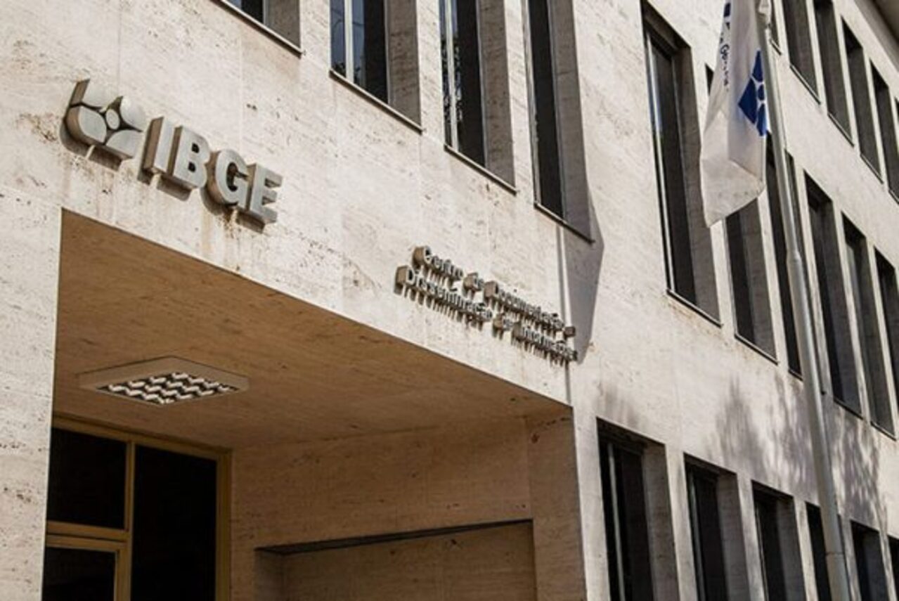 O levantamento considera profissionais que utilizam plataformas digitais de serviços em sua única ou principal ocupação. Por isso, ficam fora desse primeiro recorte aqueles que recorrem aos aplicativos apenas para fazer um bico ou complementar a renda. Os números fazem parte da terceira edição da pesquisa “Trabalho por meio de plataformas digitais”. O estudo é realizado pelo IBGE em convênio com a Unicamp e o Ministério Público do Trabalho. A pesquisa integra a Pnad Contínua.
