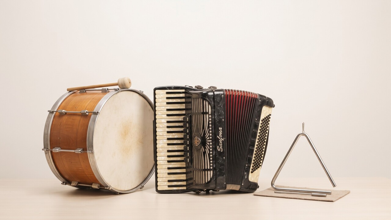 O baião é um ritmo e gênero musical brasileiro originário do Nordeste, especialmente associado a estados como Pernambuco, Ceará, Paraíba e Alagoas. Sua base é uma divisão rítmica sincopada, tradicionalmente tocada na viola, presente desde o século 19 como acompanhamento de cantigas e modas sertanejas.
 -  (crédito: Imagem Gerada por IA)