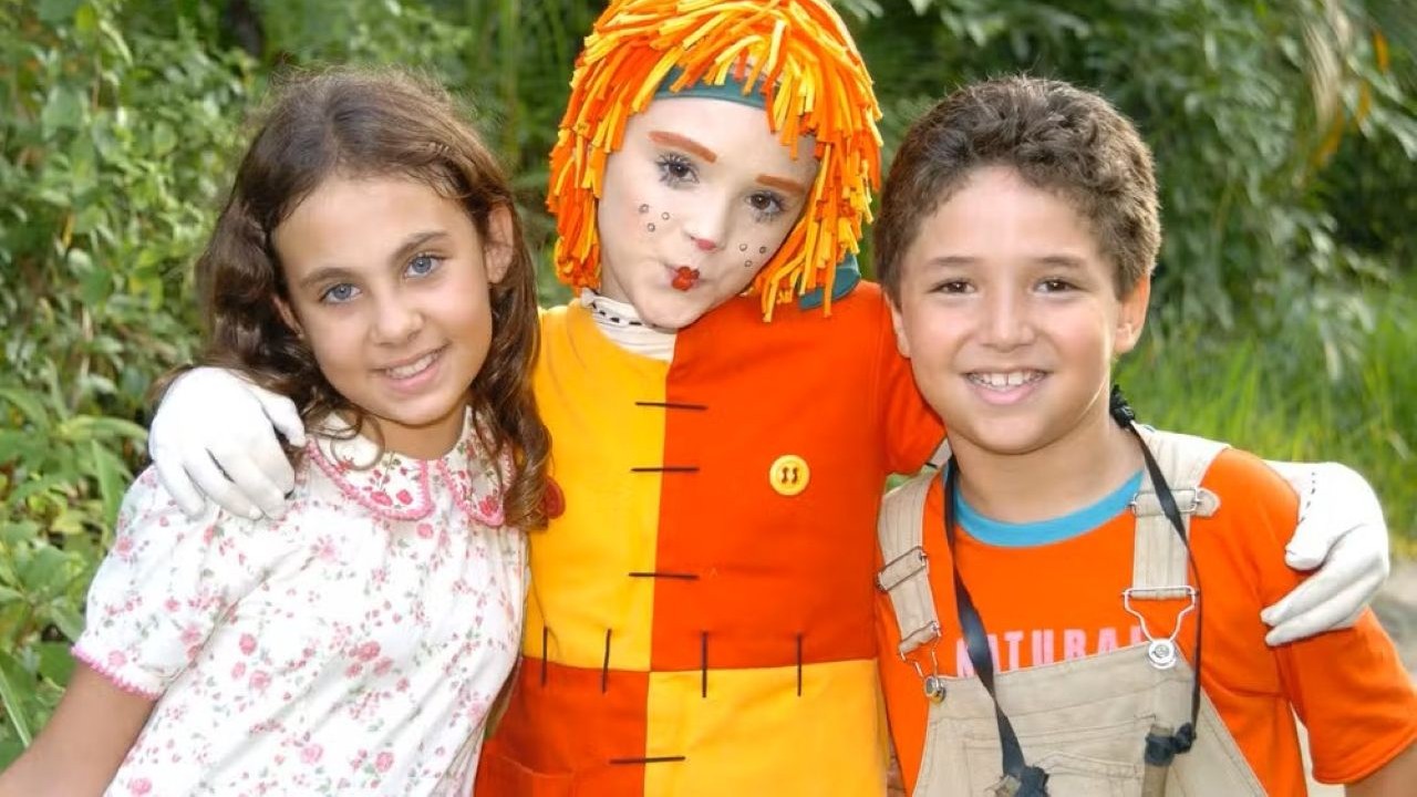 A nova versão produzida pela TV Globo estreou em 2001 e teve Isabelle Drummond como Emília, ao lado de Caroline Molinari, que interpretou Narizinho, e João Vitor Silva, que viveu Pedrinho. A produção permaneceu no ar até 2007 e apresentou a personagem a uma nova geração de espectadores.
