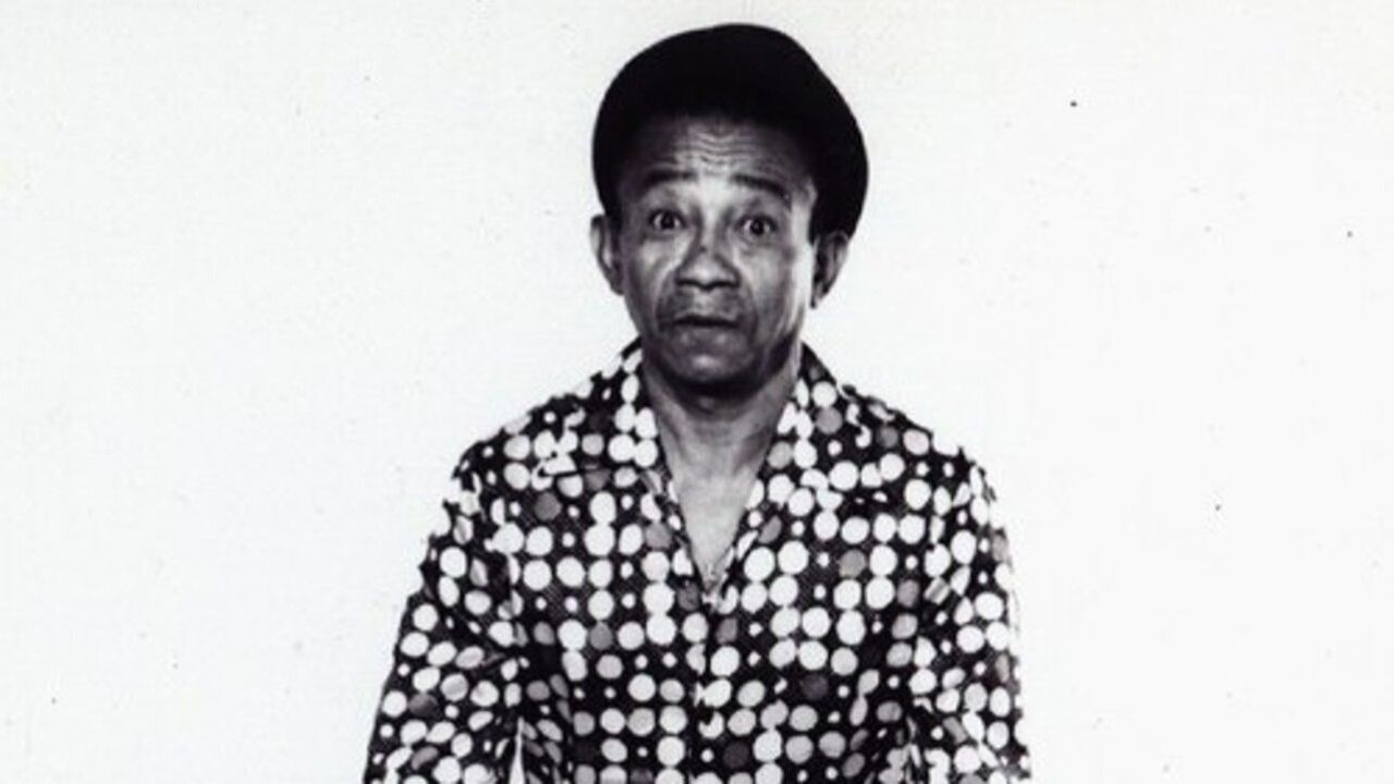 Outro nome essencial é José Gomes Filho, o Jackson do Pandeiro, nascido em Alagoa Grande, na Paraíba, em 31 de agosto de 1919. Filho da cantadora de coco Flora Mourão, ficou conhecido como “Rei do Ritmo” por cantar baião, coco e rojão com igual desenvoltura. Morreu em Brasília, em 10 de julho de 1982.
