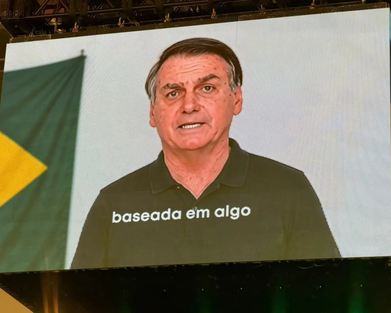 No mesmo julgamento, a maioria dos ministros decidiu não aplicar multa nem determinar a remoção de um vídeo produzido com IA e exibido pelo candidato Flávio Bolsonaro durante a convenção nacional do PL, antes do início oficial da campanha, com uma reprodução do ex-presidente Jair Bolsonaro, que está preso, pede que os apoiadores recebam seu filho 