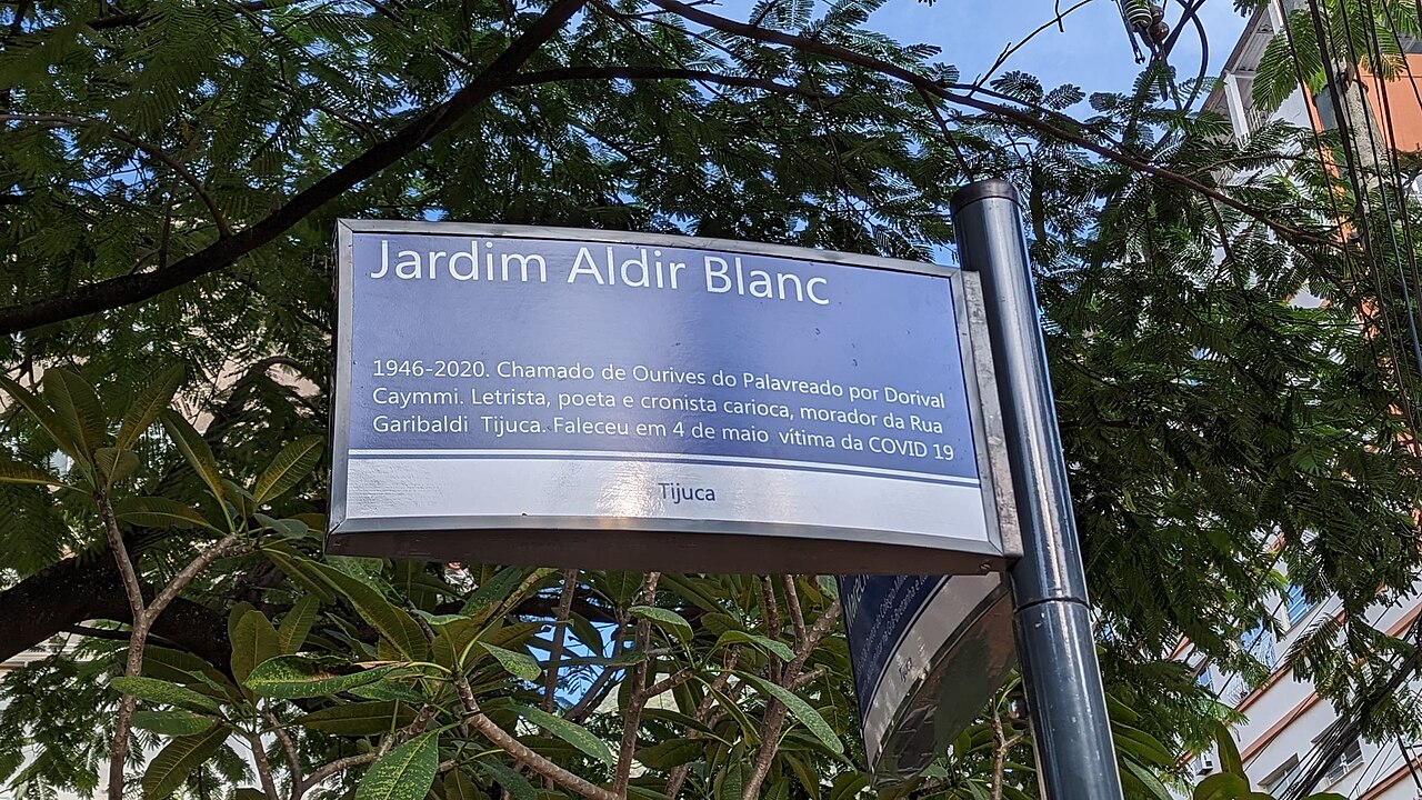 Aldir Blanc morreu em 4 de maio de 2020, aos 73 anos, vítima de complicações provocadas pela Covid-19. Sua partida encerrou uma trajetória de mais de cinco décadas dedicada à música e à literatura, mas não interrompeu a circulação de sua obra. Diversas de suas canções continuam presentes no repertório brasileiro e seu nome está no centro de diversas homenagens. Um exemplo ocorreu em 2023, quando a prefeitura do Rio de Janeiro inaugurou jardim com seu nome, no bairro da Tijuca.

