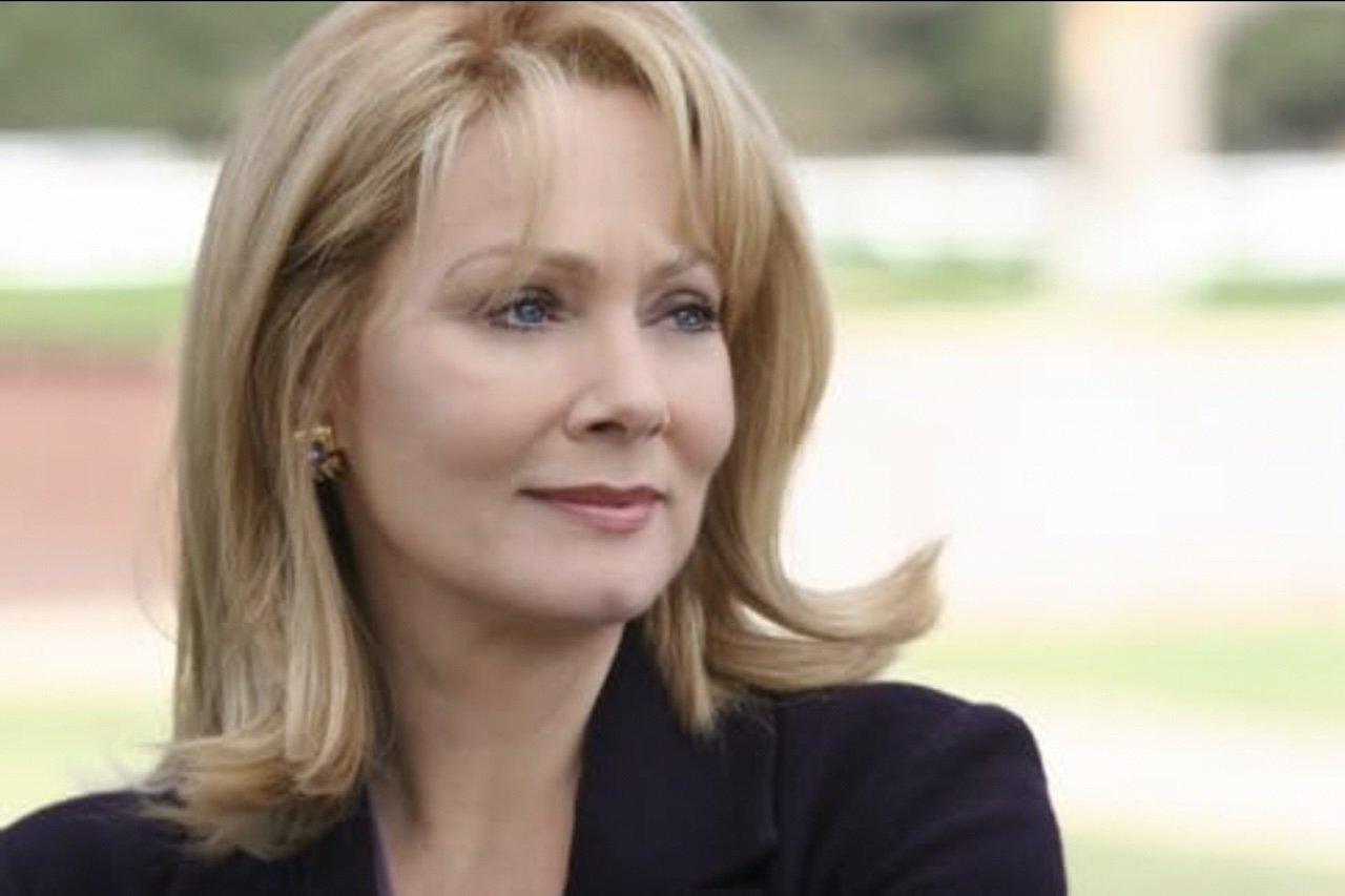 Nascida em 13 de setembro de 1951, em Seattle, no estado de Washington, Jean Smart é reconhecida por uma carreira marcada pela versatilidade e pela presença em produções de televisão, cinema e teatro. Ela começou a atuar profissionalmente ainda em 1979, após estudar teatro. -  (crédito: Reprodução)