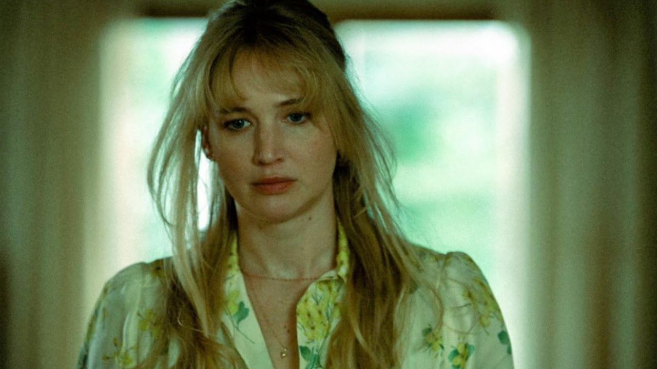 Além disso, em 2026, Jennifer recebeu sua sétima indicação ao Globo de Ouro na categoria de Melhor Atriz de Drama por sua atuação em “Morra, Amor”. No filme, ela interpreta Grace, uma escritora que enfrenta depressão pós-parto e luta para manter sua sanidade enquanto enfrenta a psicose ao lado do marido, vivido por Robert Pattinson. 
