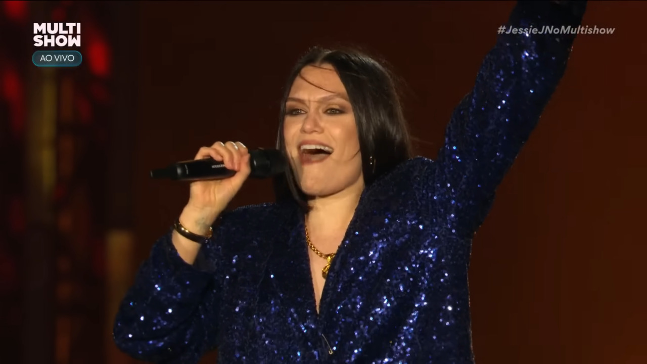 Na época do tratamento, ela decidiu seguir com algumas apresentações que estavam agendadas. É o caso do show no The Town, em São Paulo, em setembro de 2025. Entretanto, por causa do tratamento, o show precisou ser adaptado e teve formato acústico e duração reduzida. 
