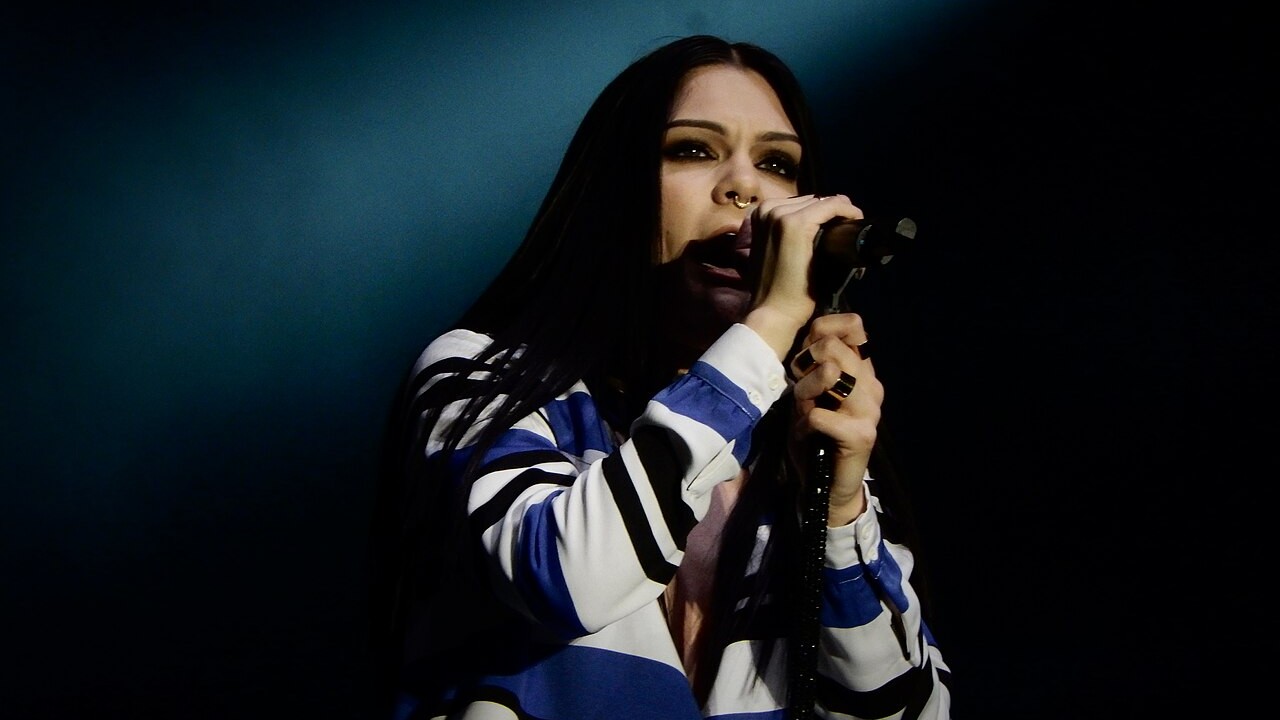 Jessie J, cujo nome de batismo é Jessica Ellen Cornish, nasceu em 27 de março de 1988, em Redbridge, Londres, na Inglaterra. É conhecida por sucessos como “Flashlight”, “Who You Are”, 