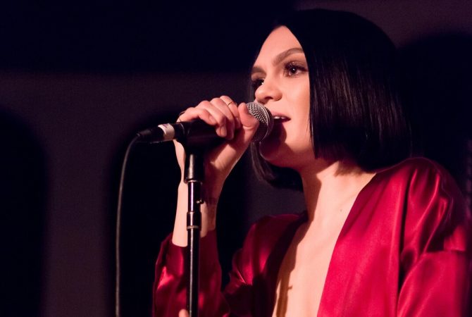 Jessie J anuncia pausa nas redes sociais após tratamento contra o câncer de mama