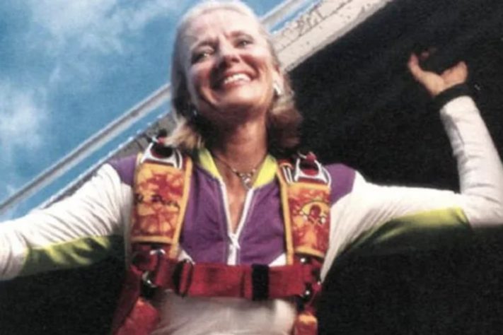 Joan Murray, a paraquedista que sobreviveu a uma queda de mais de 4 mil metros – Reprodução/X/@Morbidful