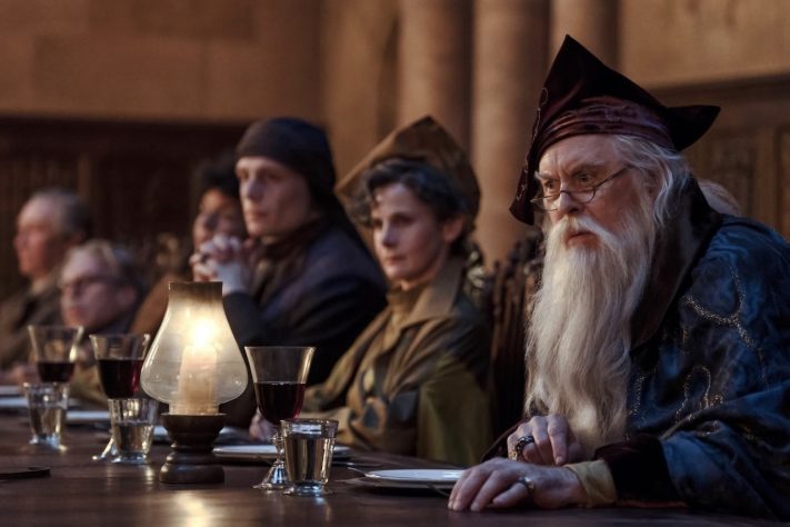 John Lithgow vive Alvo Dumbledore na série 