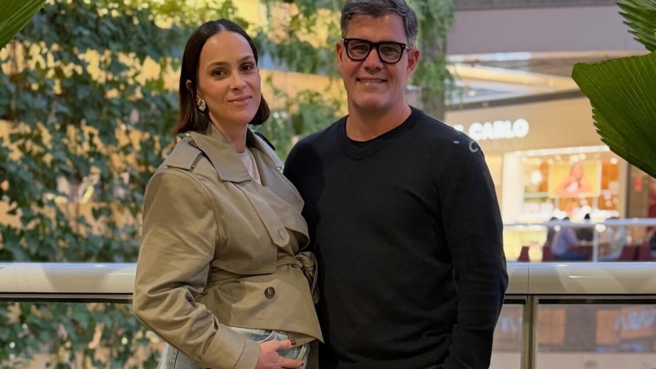 Juliano Cazarré anunciou, no dia do aniversário, 24 de setembro de 2026, que a esposa, Letícia Cazarré, está grávida do sétimo filho do casal, um menino com nascimento previsto para fevereiro de 2027. O ator também abriu uma enquete com os nomes Sebastião, Bartolomeu, Santiago e Gregório para que os seguidores escolhessem o favorito.
 -  (crédito: Reprodução / Instagram)