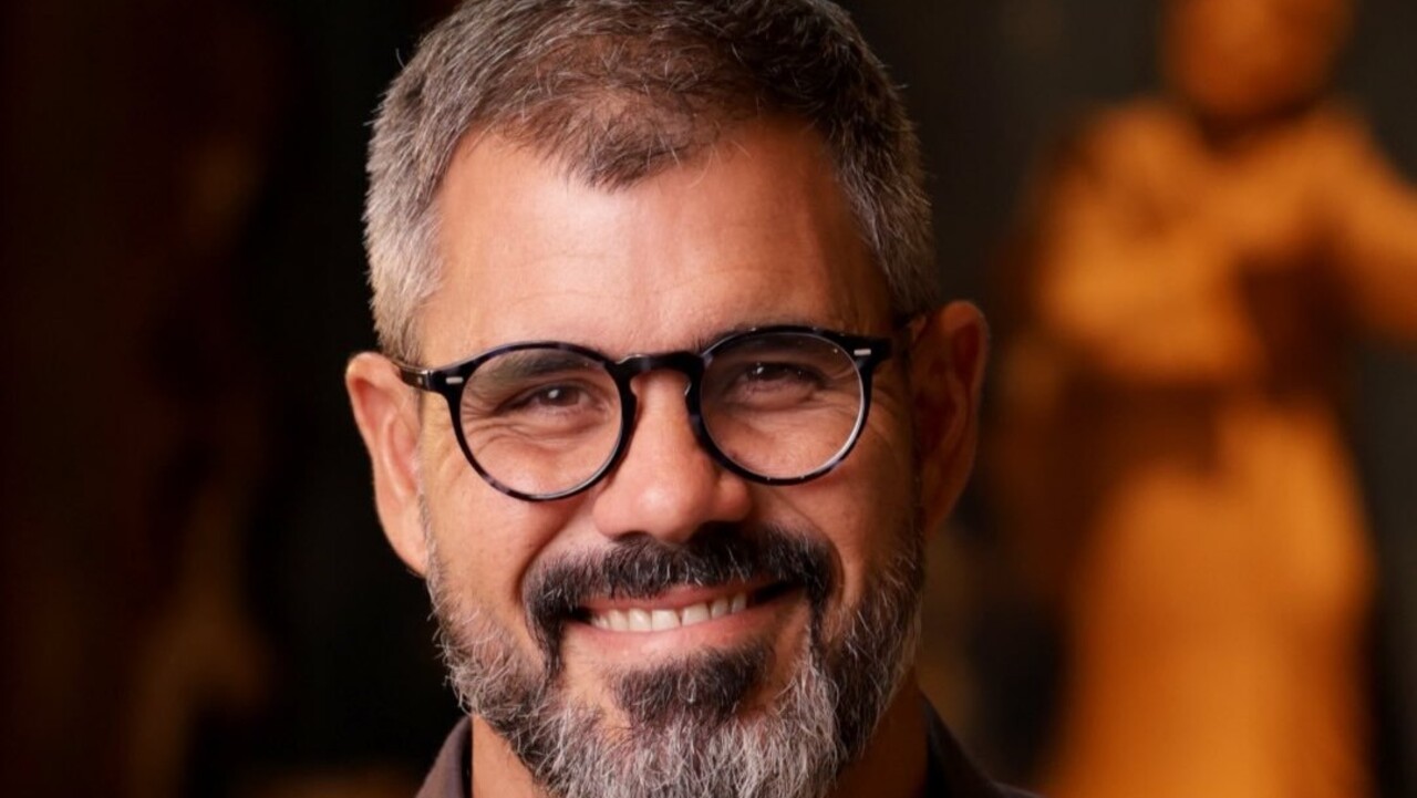 Juliano Cazarré nasceu em 24 de setembro de 1980, em Pelotas, no Rio Grande do Sul, foi criado em Brasília, é filho do escritor e jornalista Lourenço Cazarré e se formou em artes cênicas pela Universidade de Brasília. Começou a carreira no teatro e se mudou para São Paulo e estreou na televisão em 
