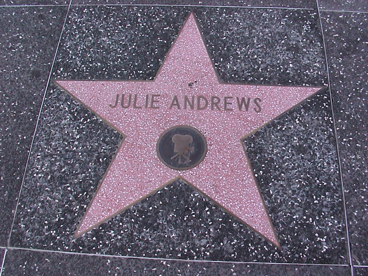 Reconhecida por uma carreira que se estende por mais de sete décadas, Julie Andrews também se tornou autora de livros infantis e publicou memórias sobre sua vida e trajetória profissional. Entre as principais homenagens recebidas estão o Kennedy Center Honors, em 2001, o Screen Actors Guild Life Achievement Award, em 2007, e o AFI Life Achievement Award, em 2022. Desde 2020, Andrews também é conhecida por narrar Lady Whistledown na série “Bridgerton”, da Netflix, mantendo sua presença no entrete