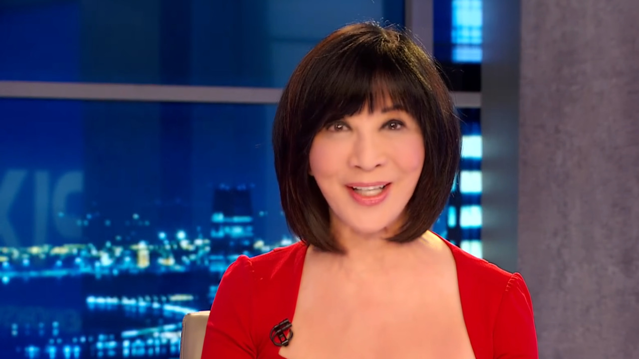 A apresentadora Kaity Tong encerrou a carreira no telejornalismo após 50 anos diante das câmeras. O anúncio ocorreu ao final do telejornal da emissora PIX11, de Nova York, na noite de 30 de agosto de 2026. 'Hoje é minha última transmissão', declarou a âncora durante o programa. Kaity agradeceu à equipe da emissora, incluindo os funcionários responsáveis pela limpeza do estúdio. 
 -  (crédito: Reprodução Youtube)