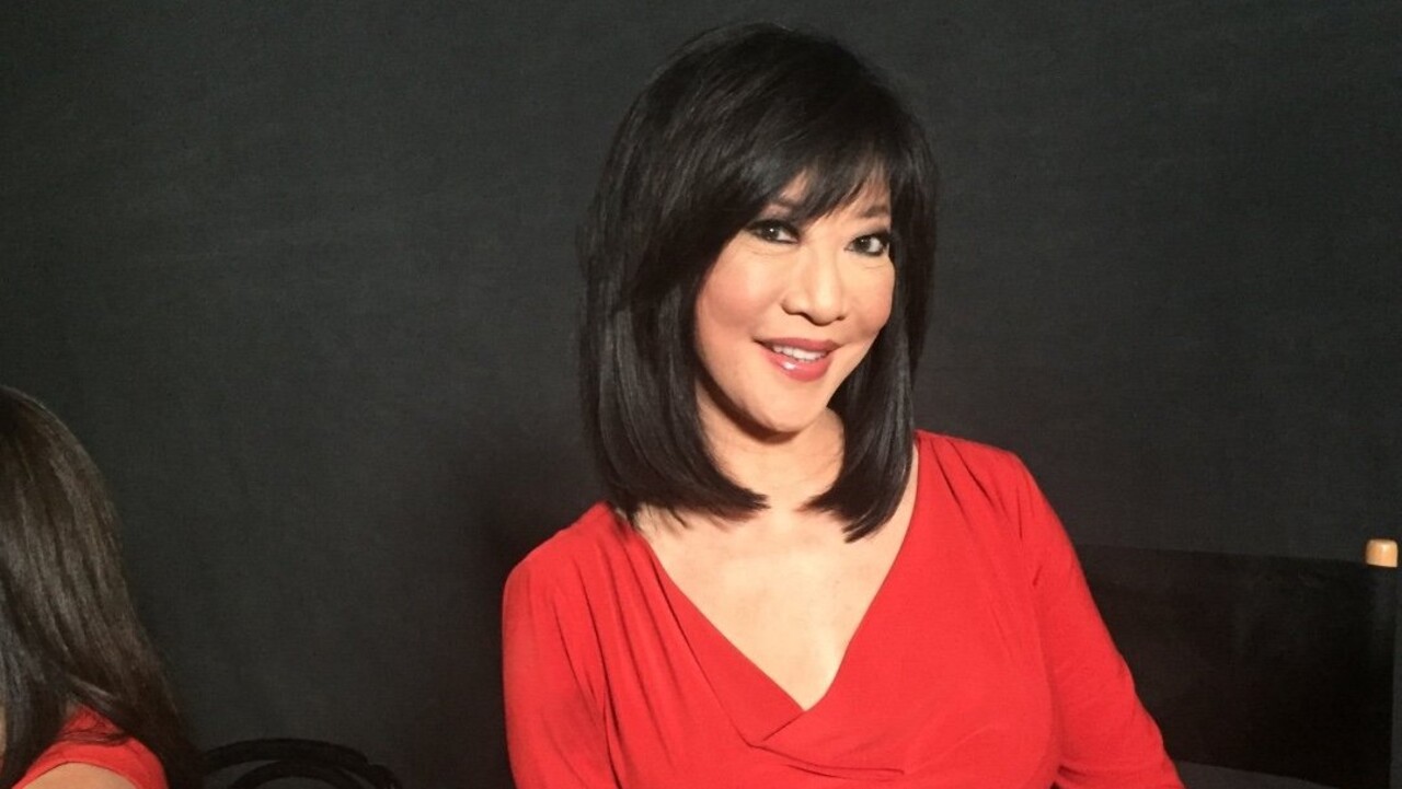 Ao longo desse período, Kaity Tong cobriu diferentes períodos da história recente de Nova York e se tornou uma das profissionais mais longevas do telejornalismo local, mesmo tendo que lidar com barreiras relacionadas à sua origem chinesa e ao etarismo, fenômeno que costuma afetar muitas mulheres que trabalham em frente às câmeras. 
