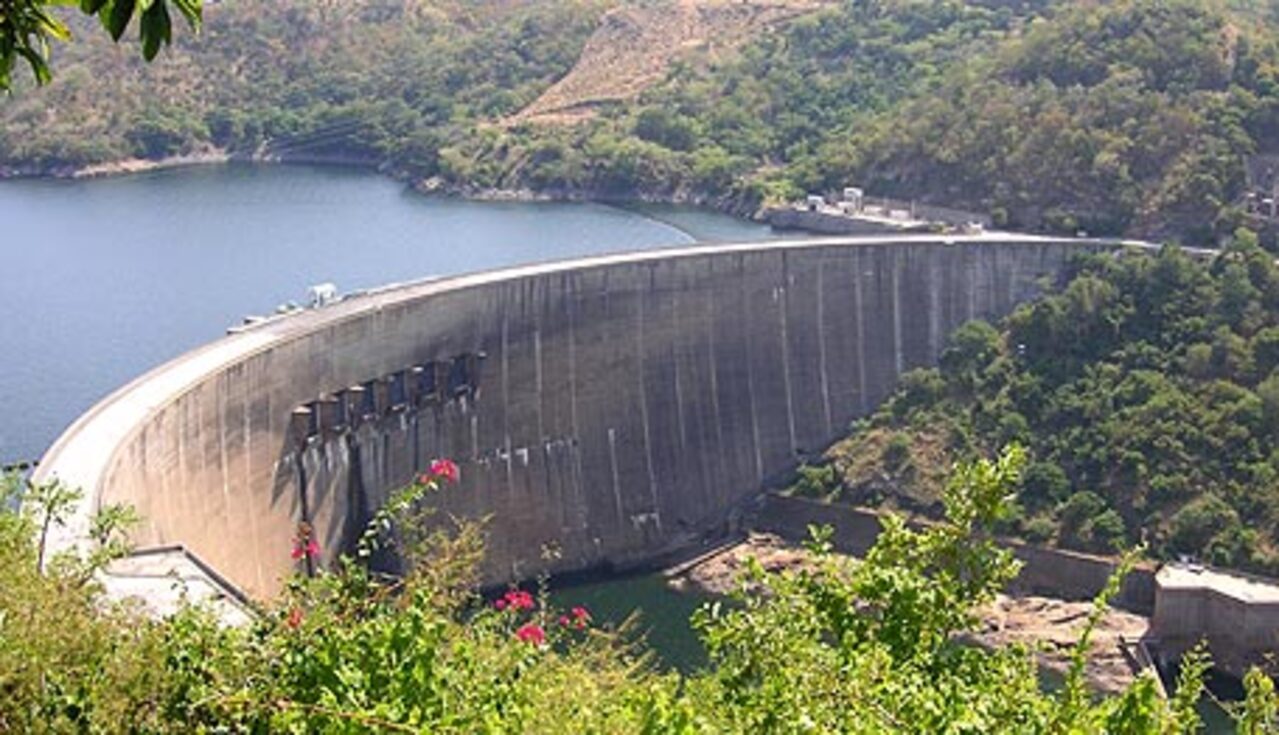 Kariba (Zâmbia/Zimbábue) – Construída no rio Zambeze, forma o maior reservatório artificial do mundo em capacidade de armazenamento de água, com cerca de 185 bilhões de metros cúbicos. Suas usinas geram eletricidade para os dois países. O represamento alterou o fluxo do rio e afetou ecossistemas e comunidades ribeirinhas. 