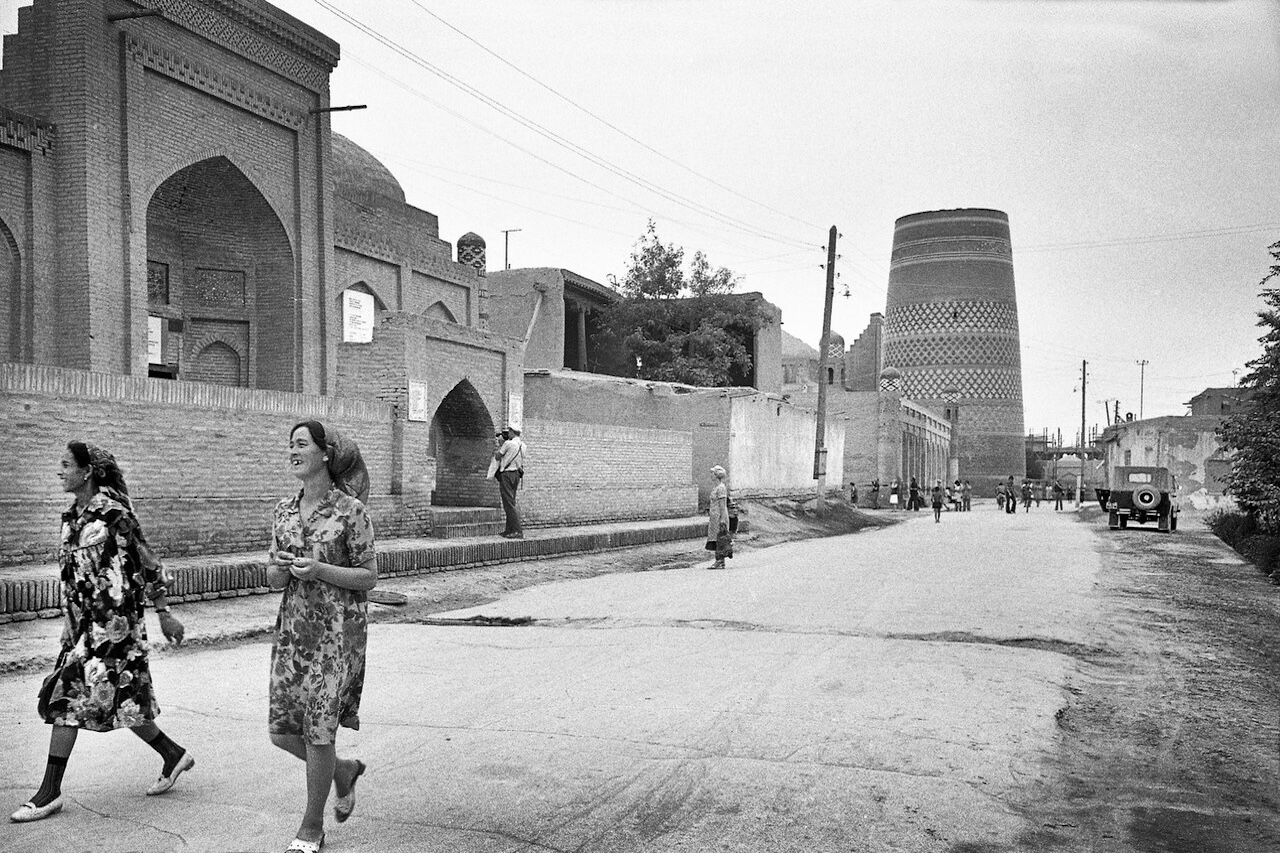 A história local, porém, também inclui períodos de conflitos e destruição, como a devastação causada pela invasão de Genghis Khan em 1220. Em 1598, Khiva tornou-se a capital do Canato de Khiva, posição que reforçou sua influência política e cultural na região.