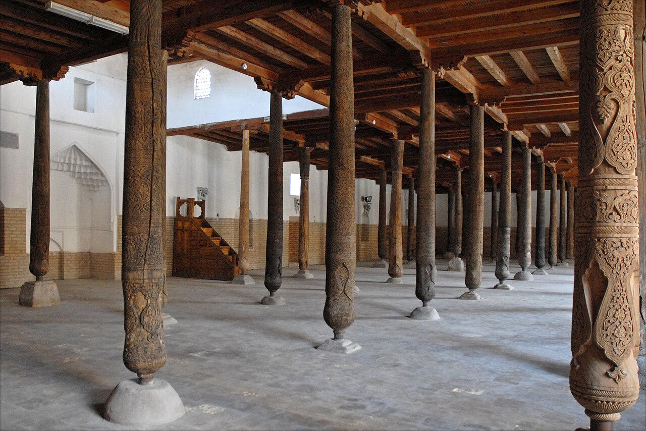 Entre os principais pontos de interesse está a Mesquita Juma, famosa por seu amplo salão interno sustentado por 212 colunas de madeira. A Fortaleza Kunya-Ark, antiga residência dos governantes, também revela a importância política que Khiva alcançou ao longo dos séculos.